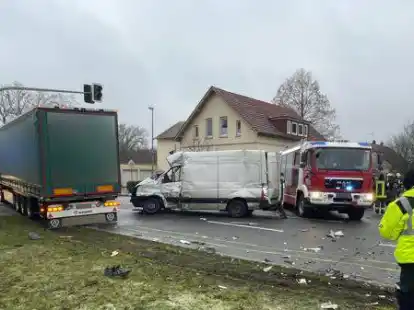 Schwerer Verkehrsunfall in Augustfehn II: Auf der Gnieser-Kreuzung starb Anfang Dezember 2021  eine 25-J&auml;hrige, nachdem sie nach Polizeiangaben einem Lkw die Vorfahrt genommen hatte.