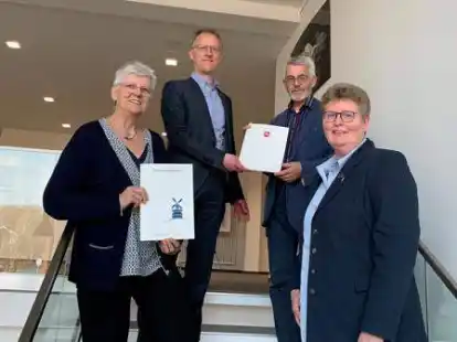 Dank f&uuml;r f&uuml;nf Jahre Engagement: Die beiden Schiedspersonen Christina van D&uuml;llen (links) und Egbert Kosmis (2.v.r.) wurden von J&ouml;rg Sprenger, Direktor Amtsgericht Westerstede (2.v.l.), und Edewechts B&uuml;rgermeisterin Petra Knetemann (re.) offiziell aus ihrem Amt verabschiedet.