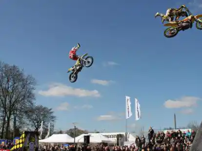 Mit dem Motorrad durch die L&uuml;fte: Die Besucher des Fr&uuml;hlingstreffs k&ouml;nnen sich wieder auf spektakul&auml;re Stunts freuen.