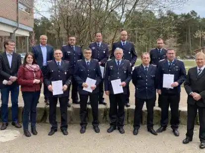 Nach der Ernennung der Ortsbrandmeister gab es ein gemeinsames Foto mit Hattens B&uuml;rgermeister, Stellvertretern sowie Rats- und Ausschussvorsitzenden.