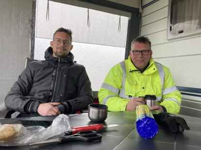 Vater Carsten V&ouml;lker und Sohn Tobias V&ouml;lker sind schon bei der ersten Pause.