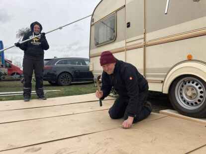 Katja Kornienko und Dennis Grotl&uuml;schen h&auml;mmern sich ein Fundament.