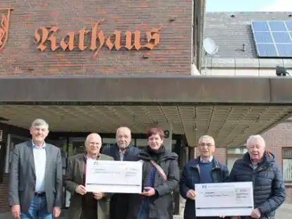Spenden f&uuml;r die Ukraine-Hilfe: (von links) BM Gerhard B&ouml;hling, G&uuml;nter Steinberg ( KptzS a.D., F&ouml;rderverein Deutsches Marinemuseum; Vorstandsvorsitzender), Hartmut Spieker (KptzS a.D.), Nina Nustede (M. A., stellv. Museumsleiterin des Deutschen Marinemuseums),  Wilfried Hartenberger (1. Vorsitzender des Chorus Stella Polaris e. V.) und Dieter Kahler (Kassenwart des Chorus Stella Polaris e. V.).