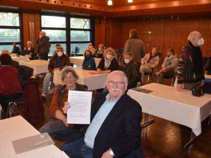 Der Auricher K&uuml;nstler Peter Veckenstedt, hier im Zuschauerraum,  konnte mit einer Unterschriftensammlung f&uuml;r den Umzug punkten. Er &uuml;bergab 2000 Unterschriften an den B&uuml;rgermeister.  Bild: G&uuml;nther Gerhard Meyer