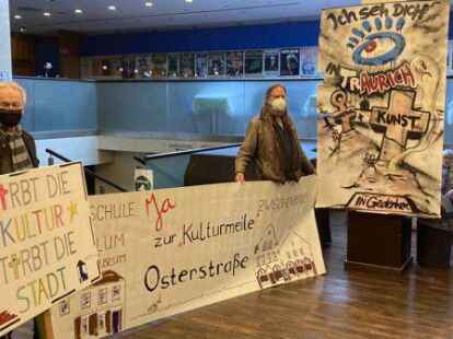 Mitglieder des Kunstinitiative &bdquo;Zwischenraum&ldquo; demonstrierten im Foyer der Auricher Stadthalle f&uuml;r den gemeinsamen Umzug von Kunstschule und Mitmachmuseum.