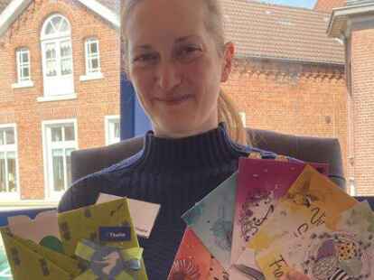 Thalia-Filialleiterin Judith M&uuml;nch zeigt eine Auswahl an Gutscheinen. Sie hatte die Idee zur der Gewinnspiel-Aktion und freut sich, dass viele Einzelh&auml;ndler und Dienstleister aus Leers Innenstadt mitmachen.