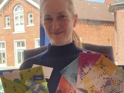 Thalia-Filialleiterin Judith M&uuml;nch zeigt eine Auswahl an Gutscheinen. Sie hatte die Idee zur der Gewinnspiel-Aktion und freut sich, dass viele Einzelh&auml;ndler und Dienstleister aus Leers Innenstadt mitmachen.
