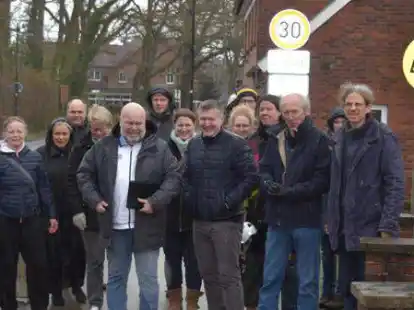 Versammelten sich bei starkem Regen zu einem Ortstermin: B&uuml;rger, Anwohner und Politiker vor der St.-Briccius-Kirche in Huntlosen.