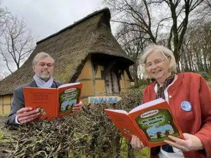 G&uuml;nter Marken und Rita Kropp haben den Kinderbuchklassiker &bdquo;Oh, wie sch&ouml;n ist Panama&ldquo; von Janosch auf Oldenburger Platt ver&ouml;ffentlicht. Im Hintergrund die Vorlage f&uuml;r das Einraumhaus von Tiger und B&auml;r in Bad Zwischenahn.