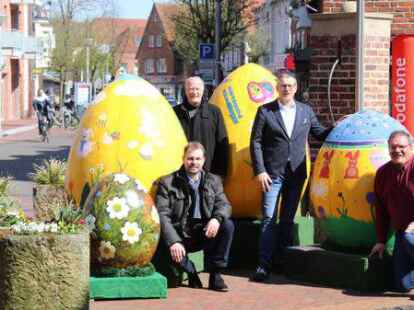 58 bunt bemalte Ostereier verteilen sich &uuml;ber die Wildeshauser Innenstadt. Tom Lagerpusch (von links) und Peter Gebhardt vom HGV sowie B&uuml;rgermeister Jens Kuraschinski und S&ouml;ren Giese vom Stadtmarketing stellten die Aktion am Montag vor.