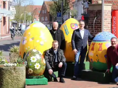 58 bunt bemalte Ostereier verteilen sich &uuml;ber die Wildeshauser Innenstadt. Tom Lagerpusch (von links) und Peter Gebhardt vom HGV sowie B&uuml;rgermeister Jens Kuraschinski und S&ouml;ren Giese vom Stadtmarketing stellten die Aktion am Montag vor.