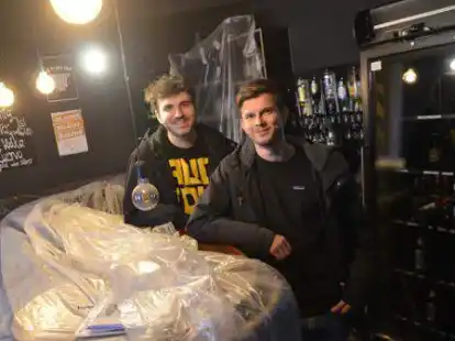 Freuen sich auf die Wiederer&ouml;ffnung der Umbaubar: Alex Bruns (links) und Linus Eichler vom Umbaubar-Team.