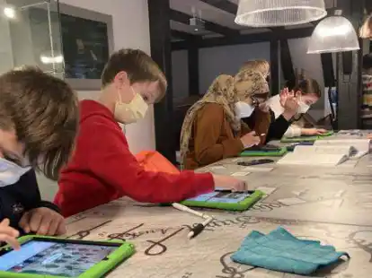 Mit iPad und Apple Pencil ausger&uuml;stet entwerfen die Kinder ihre eigenen Comics. Bei Fragen steht Workshop-Leiterin Birgit Hedemann zur Verf&uuml;gung.