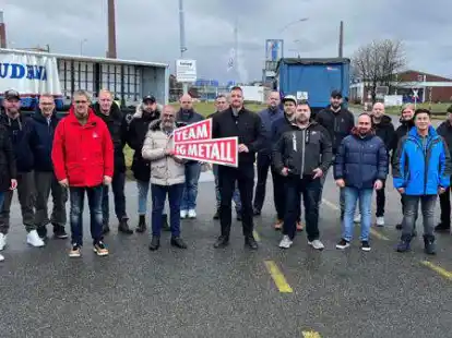 Die Betriebsr&auml;te der Nordenhamer Zinkh&uuml;tte und der Nordenham Metall GmbH mit den Vorsitzenden Cebrail Demir und Klaus Garlichs (vorne, von links)