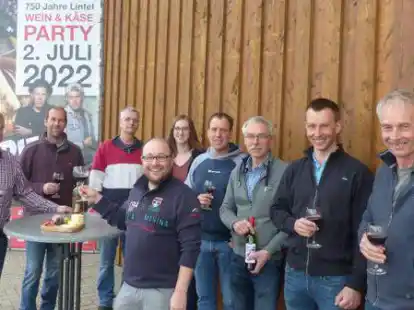 Laden nach Lintel zur &bdquo;Wein- und-K&auml;se-Party&ldquo;: Frank T&ouml;njes (von links), Jens Poppe, Ralf M&ouml;hlenbrock, Arne Wachtendorf, Birthe Strackerjan, Renke D&auml;hlmann, Michael Haverkamp, Dennis Precht und Uwe Precht.