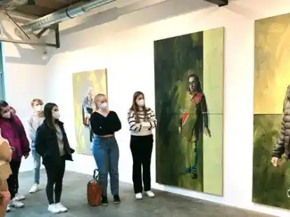 Dr. Martin Feltes f&uuml;hrte die Sch&uuml;lerinnen und Sch&uuml;ler durch die Kunstausstellung.