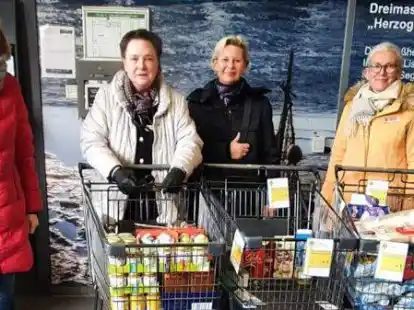 B&uuml;rgermeisterin Brigitte Fuchs und die flei&szlig;igen Sammlerinnen Renate Detje, Imke Janssen und Bianca Witt (von links) waren begeistert von der Spendenbereitschaft der Elsflether.