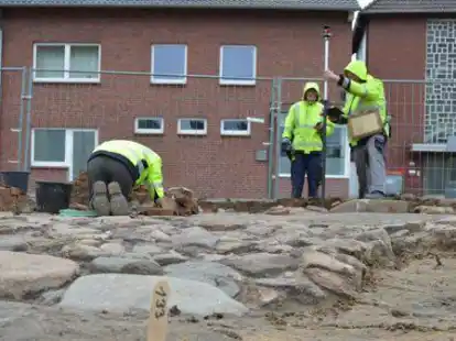 Die Bodenplatte des inzwischen abgerissenen St.-Andreas-Messdienerhauses hat den historischen Kirchweg gesch&uuml;tzt.