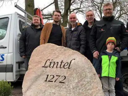 Freiwillige Helfer stellten den Koloss auf.