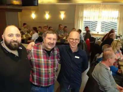 Schulterschluss mit der Feuerwehr: Gastronom Mesut Artan (v.l.), Ortsbrandmeister Heiko Zywina und Apotheker Axel Schwirtz