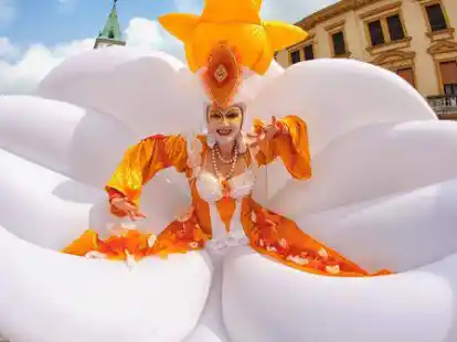 &bdquo;Bad Zwischenahn bl&uuml;ht auf&ldquo;: Blumige Stelzenl&auml;ufer sind bei der Veranstaltung unterwegs.