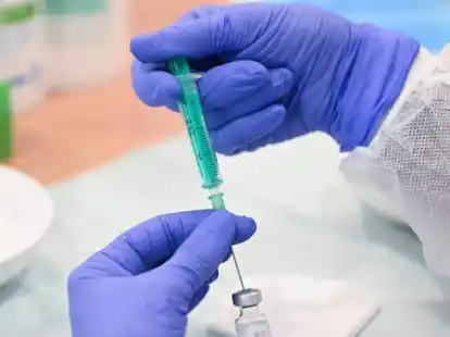 Eine Fachkraft bereitet in einer Impfstation eine Spritze f&uuml;r eine Impfung gegen das Coronavirus vor. Im M&auml;rz wurden im  Landkreis Oldenburg noch 3000 Impfungen vorgenommen.