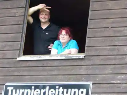 Der Holzturm mit Sprecherkabine hat seine besten Zeiten schon lange hinter sich.