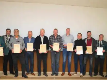Die Geehrten beim Sch&uuml;tzenverein Neuscharrel (von links): Rudolf Mai, Gerd Meemken junior, G&uuml;nter Bohlsen, Clemens K&ouml;sters, Bernd Schrand sen., Torsten Bohlsen, Daniel Lots, Bernd Kuper jr., Stefan Eilers, Willi Hinrichs und Hans Gerd Eilers.