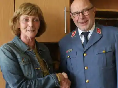 Sabine Zinn ist die neue Kreisbeauftragte des Malteser Hilfsdienstes in der Wesermarsch. Dazu gratulierte der Di&ouml;zesanleiter im Offizialatsbezirk Oldenburg, Ludger Ellert.