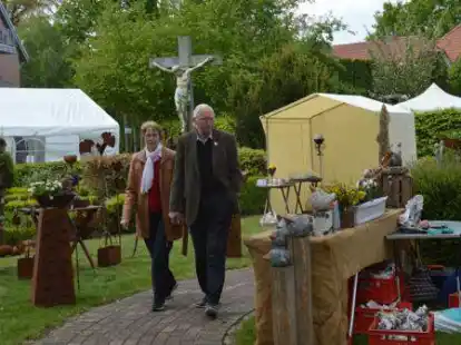 Unterschiedliche Kunstwerke in verschiedenen Techniken lassen sich auf dem Kunst- und Handwerkermarkt des St. Elisabeth-Stiftes entdecken.