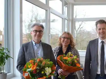 Unter neuer Leitung: Das Zwischenahner Tiefbau- und Gr&uuml;nfl&auml;chenamt wird ab sofort von Andreas Gronde (links) gef&uuml;hrt, Sandra Ahlers (Mitte) hat die Leitung des Planungs- und Umweltamtes &uuml;bernommen. B&uuml;rgermeister Henning Dierks w&uuml;nscht beiden viel Erfolg.