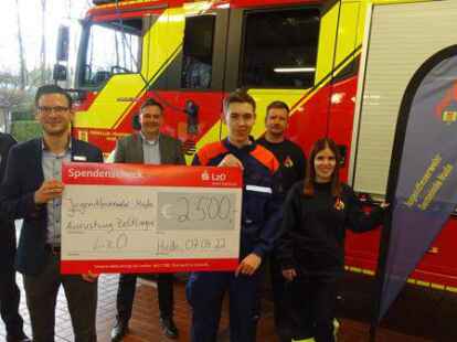 2500 Euro f&uuml;r die Jugendfeuerwehr:  Stefan Kemper (vorne, v.l.) &uuml;bergab den Scheck an Jugendsprecher Tom Jan&szlig;en im Beisein von Gemeindebrandmeister J&ouml;rg Schmidt (hinten, v.l.), B&uuml;rgermeister J&ouml;rg Skatulla,  Jugendfeuerwehrwart Jens Neemann und Betreuerin Sabine Timpe.