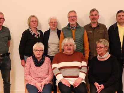 Gruppenbild mit den Gew&auml;hlten, v.l.n.r. vorne sitzend: Hannelore Leck, Elke Runge, Ingrid Freesemann &ndash; und hinten:  J&uuml;rgen Hartmann, Karin B&ouml;necker, Marlene Groenewold, Hartwig Quathamer, Andreas Mellies, Frank John