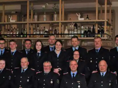 <p>Ehrungen und Bef&ouml;rderungen verdienter Kameraden standen im Mittelpunkt der Jahreshauptversammlung der St&uuml;tzpunktfeuerwehr Jaderberg. Unser Bild zeigt die Geehrten, Bef&ouml;rderten und die G&auml;ste.                                                                                                 </p>