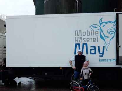 Die mobile Molkerei May hatte den K&auml;se auf dem Hof Helmerichs abgeholt. Der K&auml;semeister Joseph Raithel und Tochter Ella Helmerichs.