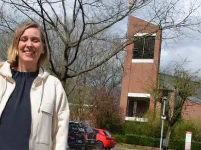Sie wird neue Pastorin in Bloherfelde: Nele Schomakers vor dem Kirchengeb&auml;ude der Evangelischen Kirche im Stadtteil.