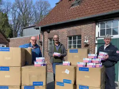 Heinz Hoffmeier (von links) und Hans Pinkenburg, beide Inhaber und Gesch&auml;ftsf&uuml;hrer der Invento Products & Services GmbH, &uuml;berreichten Stefan Greiber 36.000 OP-Masken.