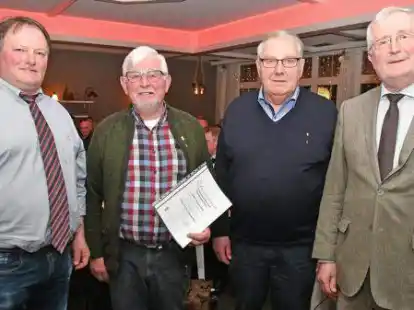 Hohe Auszeichnung: (von links) Kreisgesch&auml;ftsf&uuml;hrer Dirk Meiners, Claus Fenske, Bernd T&ouml;njes und Pr&auml;sident Dr. Wolfgang Schulz-Schleppinghoff.