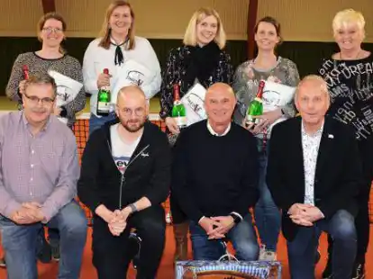 Der Vorstand des Essener Tennisvereins mit geehrten Mitgliedern (hinten, von links): Nicole Kannen, Catharina Schewe, Anna Middendorf, Katrin Korfhage-Nacke, Gisela Riedel sowie (vorne, von links) Berthold Gerken, Dennis H&ouml;rsting, Karl-Heinz Auras sowie Andreas Uhlhorn
