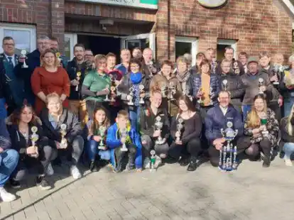 Die siegreichen Sch&uuml;tzen des Dorfpokalschie&szlig;ens beim Sch&uuml;tzenverein &bdquo;Gut Ziel&ldquo; Str&uuml;cklingen mit ihren Troph&auml;en.