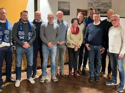 Der neue Vorstand des FC Rastede (von links): Markus Neumann (1. Vorsitzender), Tobias Kellner (2. Gesch&auml;ftsf&uuml;hrer), Arne Lieberum (3. Vorsitzender), Stefan Osterloh (1. Kassenwart), Axel B&ouml;deker (Pressewart), Waltraud Willeke (1. Gesch&auml;ftsf&uuml;hrerin), Lutz Duddeck (2. Vorsitzender), Marcel Dahl (Schiedsrichterbeauftragter), Hartmut B&ouml;hmann (Abteilungsleiter Fu&szlig;ball), Marcel Menke (2. Kassenwart), Hans-Hermann Ammermann (Abteilungsleiter Rugby)