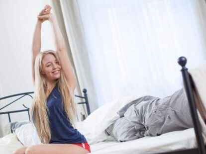 Mit einem L&auml;cheln den neuen Tag begr&uuml;&szlig;en: Lachyoga bietet Impulse, die man gut in den Alltag mitnehmen kann. Bild: Christin Klose/dpa