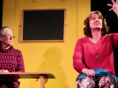 Turbulent geht es zu beim Sketchabend der Niederdeutschen B&uuml;hne Varel. Christine Meyer (links) spielt eine Lehrerin und Insa Glowatzki die Mutter eines verzogenen Sohnes.
