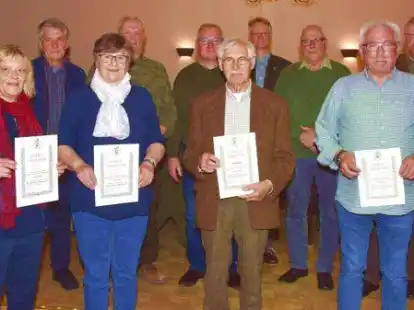 F&uuml;r ihre besondere Treue wurden (vorne von links) Anke Thies, Heide Stutz, Fred Lexer und Wolfgang Nie&szlig; geehrt. Bei der Jahreshauptversammlung des Hegerings Elsfleth nahmen auch (hinten von links) Hans-Werner Jochims, Jens Heinemann, Christoph Krahl, Stefan Leihsa, Harald Groenenboom und Gerd L&uuml;ers teil.