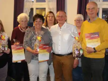 Der Vorstand gratulierte langj&auml;hrigen Mitgliedern (von links): Kerstin Stiller, Ilse Bruns, Marlies Junzki, Vera Heinig, Wilhelm Richter, Ingeburg Hampel, Holger Heinig und Rita Richter