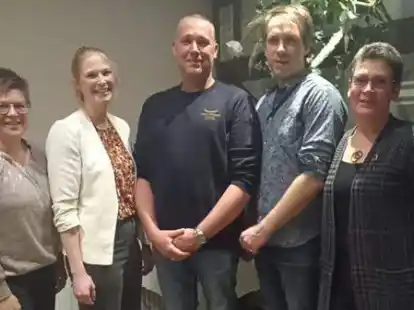 Der neue Vorstand des TSV Gr&uuml;ppenb&uuml;hren-Bookhorn: (von links) Imke L&uuml;tjens (Kassenwartin), Rena Sprenger (2. Vorsitzende), Frank Strudthoff (1. Vorsitzender), Henning K&auml;mena (Schriftwart) und Inge Alfs (erweiterter Vorstand). Tim Warrelmann (nicht auf dem Bild) wurde in Abwesenheit gew&auml;hlt.