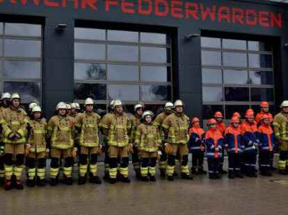 Aufstellung nehmen vor dem Einr&uuml;cken in das neue Feuerwehrhaus in Fedderwarden, hier die Jugendgruppe und Einsatzabteilung.