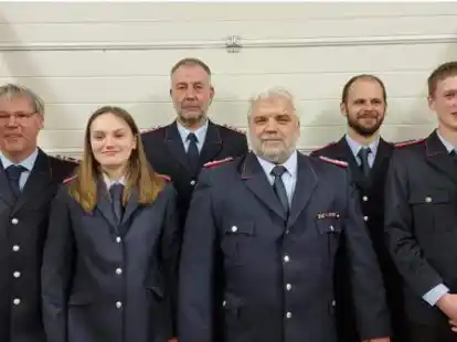 <p>Geehrt und bef&ouml;rdert wurden (von links): Horst Martens, Mette Martens, Rainer Martini, Jan Hauerken, Simon Oehler, Remco van den Belt.  Auf dem Bild fehlen Sven Gramsch und Jana Ulrich. </p>