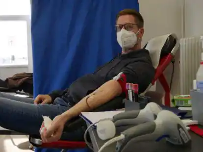 Hat am Dienstag Blut gespendet: Willi Dierker aus Rastede. Das DRK hofft darauf, dass bei der Zahl der Spender wieder das Vor-Pandemie-Niveau erreicht wird.