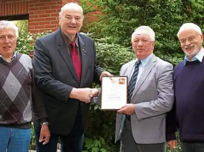 Bekleideten ihre Vorstands&auml;mter beim Kameradschaftsbund schon seit langer Zeit kommissarisch: Ernst Ruhm (von links), Heinz-Peter H&auml;ger, Helmut Otte (hier vor einigen Jahren bei seiner Ehrung zur 50-j&auml;hrigen Mitgliedschaft) und Peter Klepp.